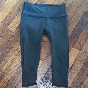 Lululemon green Capri mesh pants spandex 6 workout